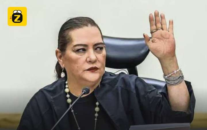 Guadalupe Taddei, presidenta del INE, levanta la mano en una sesión